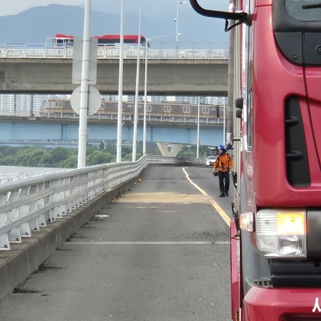 부산 구포동 강변도로 산성물질 누출…도로관리원 2명 병원행