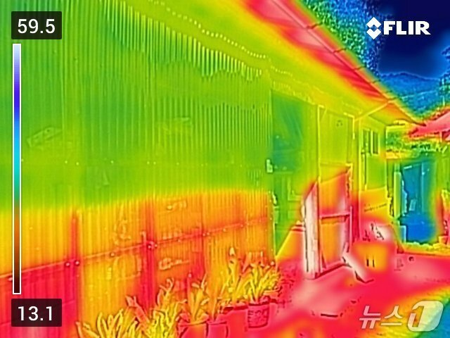본문 이미지 - 이 할머니 댁 흙집 외경을 열화상 카메라로 촬영한 결과. 표면 온도가 최고 59.5도까지 올라간 것을 확인할 수 있다. 2025.08.07/ⓒ 뉴스1