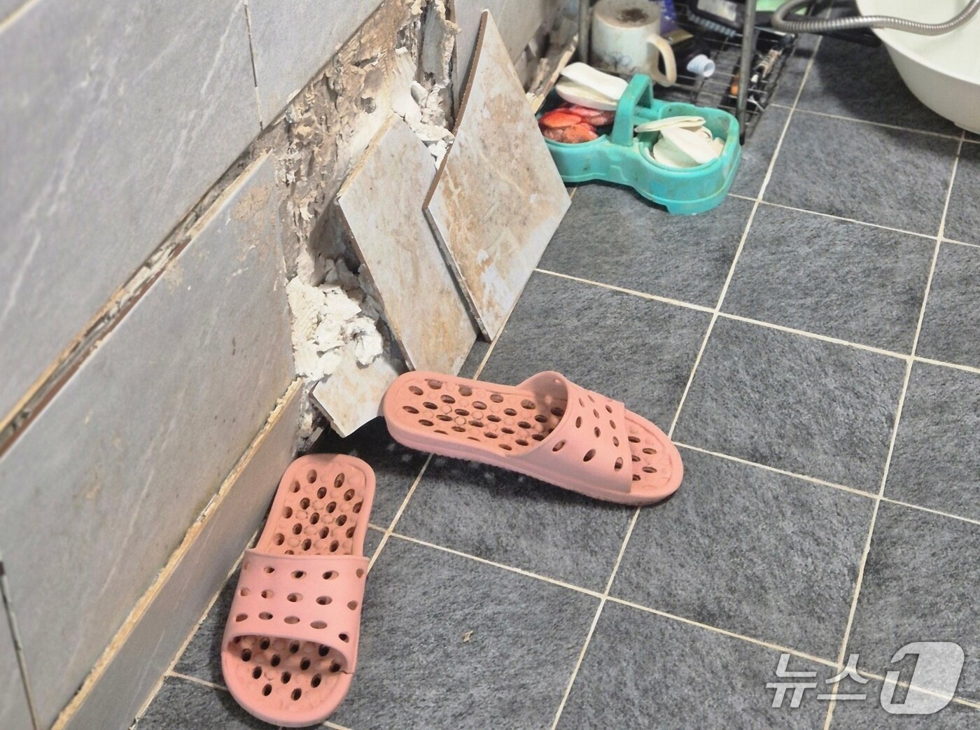 본문 이미지 - 이 할머니 댁 화장실 한쪽 타일이 깨져 있다. 2025.08.07/ⓒ 뉴스1