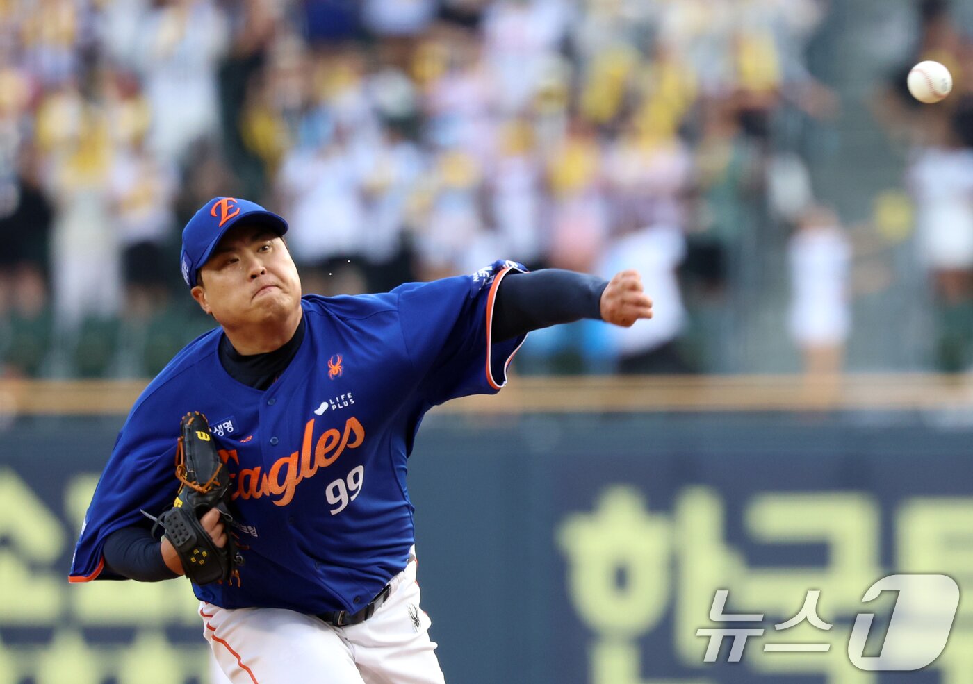 본문 이미지 - 8일 오후 서울 송파구 잠실야구장에서 열린 프로야구 '2025 신한 SOL뱅크 KBO 리그' 한화 이글스와 LG 트윈스의 경기에서 1회말 한화 선발 류현진이 역투하고 있다. 2025.8.8/뉴스1 ⓒ News1 김명섭 기자