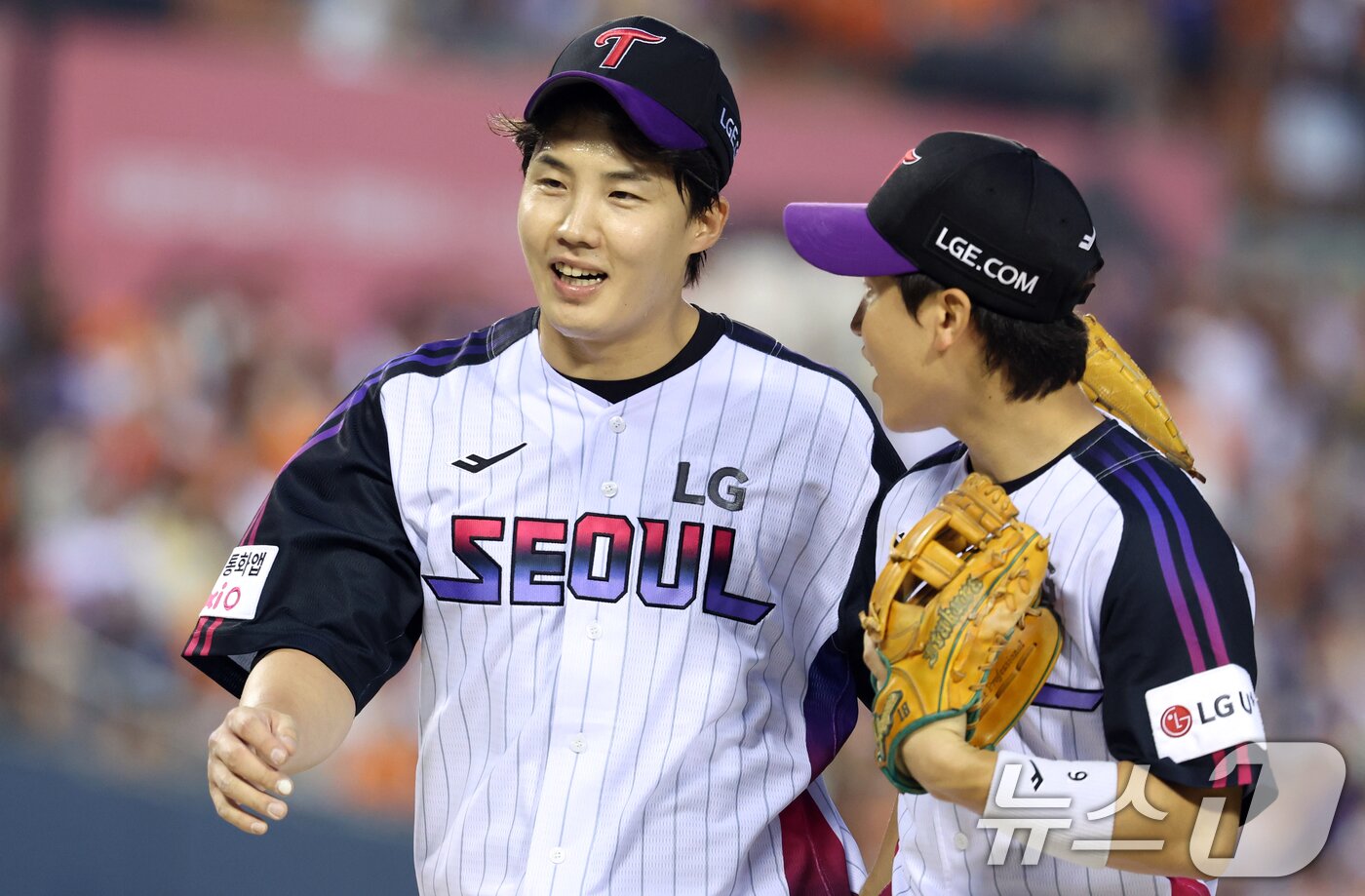 본문 이미지 - 8일 오후 서울 송파구 잠실야구장에서 열린 프로야구 '2025 신한 SOL뱅크 KBO 리그' 한화 이글스와 LG 트윈스의 경기에서 4회초 LG 선발 임찬규가 이닝을 마치고 있다. 2025.8.8/뉴스1 ⓒ News1 김명섭 기자