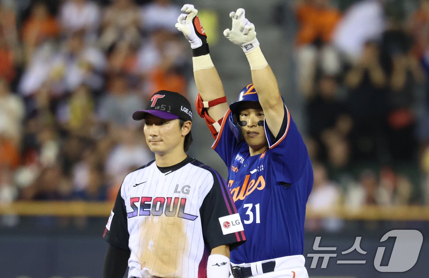 본문 이미지 - 8일 오후 서울 송파구 잠실야구장에서 열린 프로야구 '2025 신한 SOL뱅크 KBO 리그' 한화 이글스와 LG 트윈스의 경기에서 5회초 한화 공격 무사 2루 상황 손아섭이 2루타를 치고 있다. 2025.8.8/뉴스1 ⓒ News1 김명섭 기자