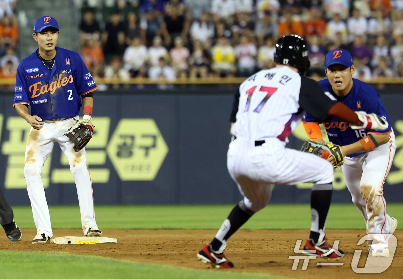 본문 이미지 - 8일 오후 서울 송파구 잠실야구장에서 열린 프로야구 '2025 신한 SOL뱅크 KBO 리그' 한화 이글스와 LG 트윈스의 경기에서 5회말 LG 공격, 박해민이 태그아웃되고 있다. 2025.8.8/뉴스1 ⓒ News1 김명섭 기자