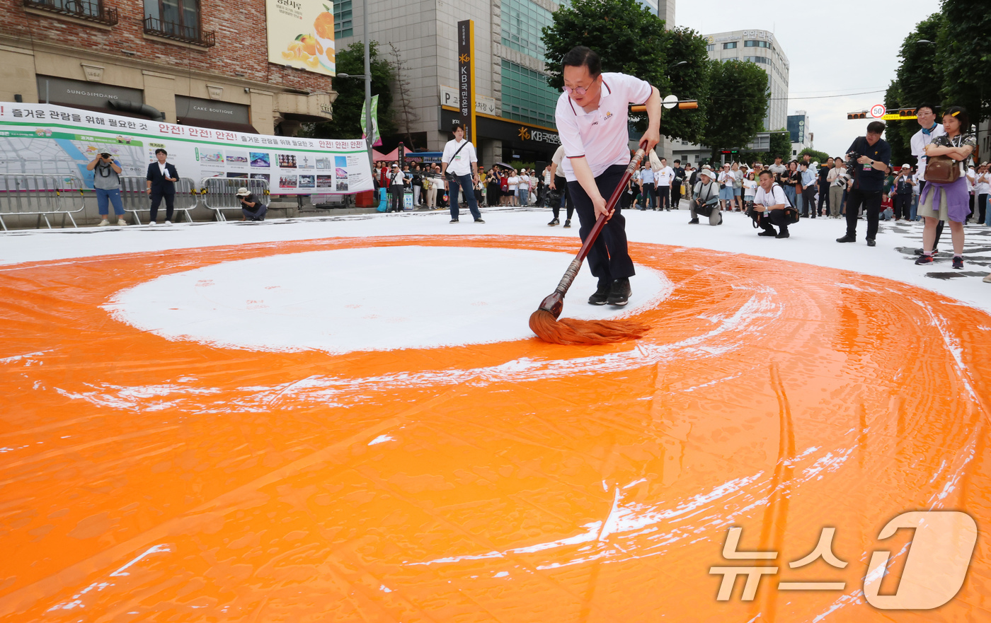 (대전=뉴스1) 김기태 기자 = 대전0시축제가 개막한 8일 오후 중앙로 일원에서 이장우 대전시장이 성공기원 붓글씨 퍼포먼스를 하고 있다.  2025.8.8/뉴스1