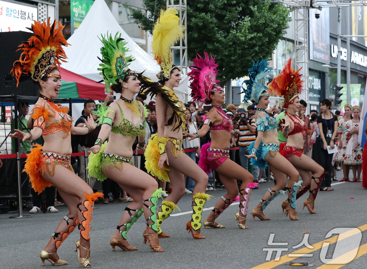 본문 이미지 - 대전0시축제가 개막한 8일 오후 중앙로 일원에서 거리 퍼레이드가 펼쳐지고 있다. 2025.8.8/뉴스1 ⓒ News1 김기태 기자