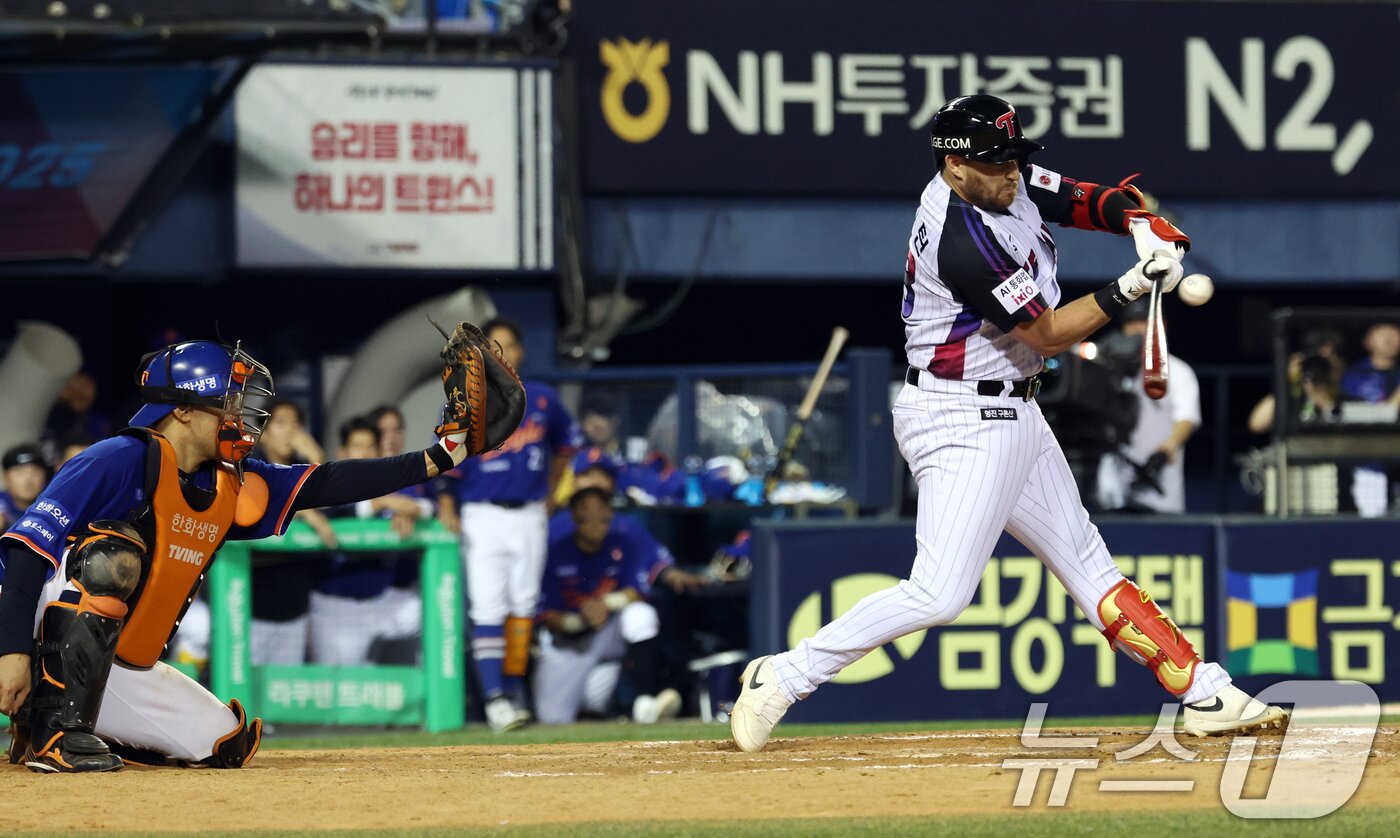 본문 이미지 - LG 트윈스 외국인 타자 오스틴 딘이 8일 서울 잠실구장에서 열린 프로야구 한화 이글스와 경기에서 7회말 동점 적시타를 치고 있다. 2025.8.8/뉴스1 ⓒ News1 김명섭 기자