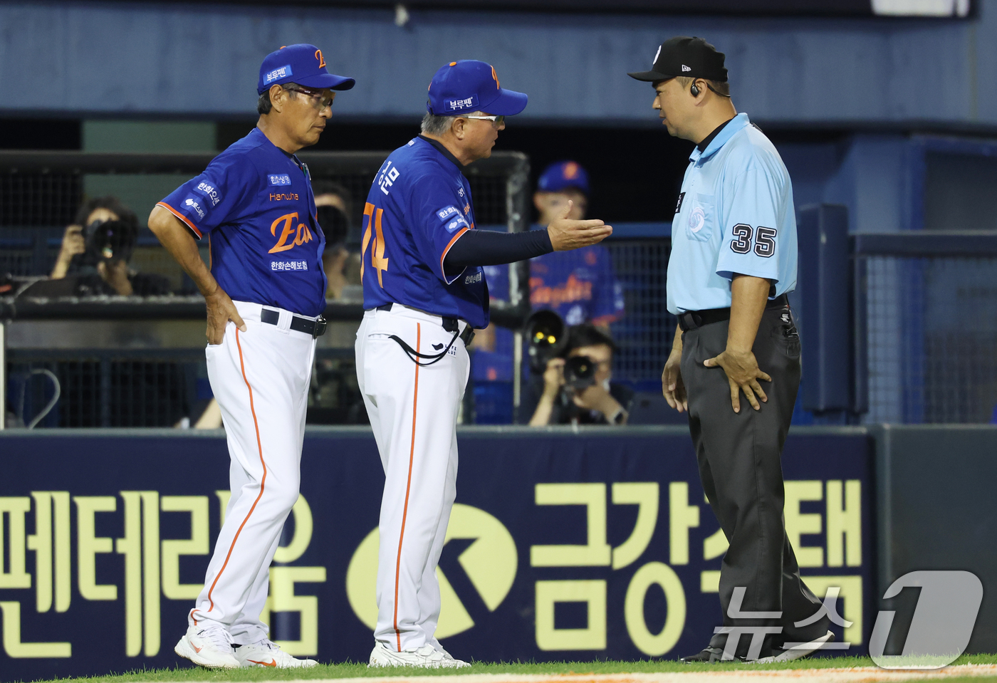 (서울=뉴스1) 김명섭 기자 = 8일 오후 서울 송파구 잠실야구장에서 열린 프로야구 '2025 신한 SOL뱅크 KBO 리그' 한화 이글스와 LG 트윈스의 경기에서 7회말 한화 김경 …