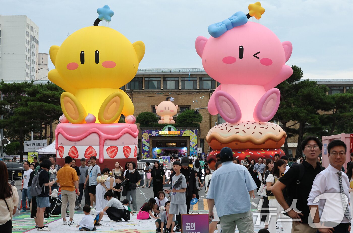 본문 이미지 - 대전0시축제가 개막한 8일 오후 꿈돌이, 꿈순이 대형 조형물이 설치돼 있다. 2025.8.8/뉴스1 ⓒ News1 김기태 기자