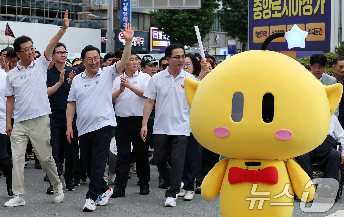 (대전=뉴스1) 김기태 기자 = 대전0시축제가 개막한 8일 오후 중앙로 일원에서 이장우 대전시장과 조원휘 대전시의장 등 내빈들이 거리 퍼레이드를 하고 있다.  2025.8.8/뉴스 …