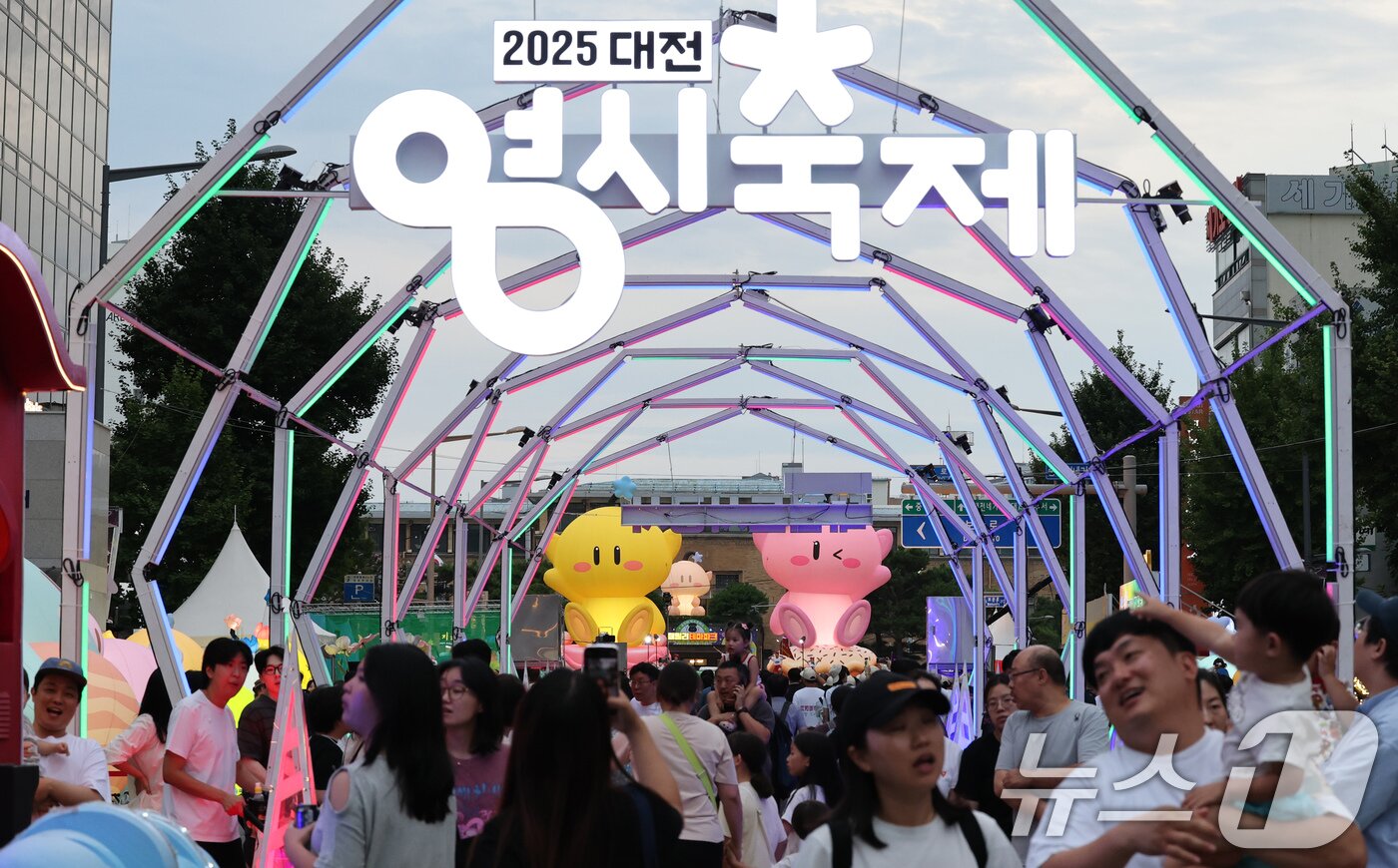 본문 이미지 - 대전0시축제가 개막한 8일 오후 중앙로 일원에서 이장우 대전시장이 거리 퍼레이드에서 인사말을 하고 있다. 2025.8.8/뉴스1 ⓒ News1 김기태 기자