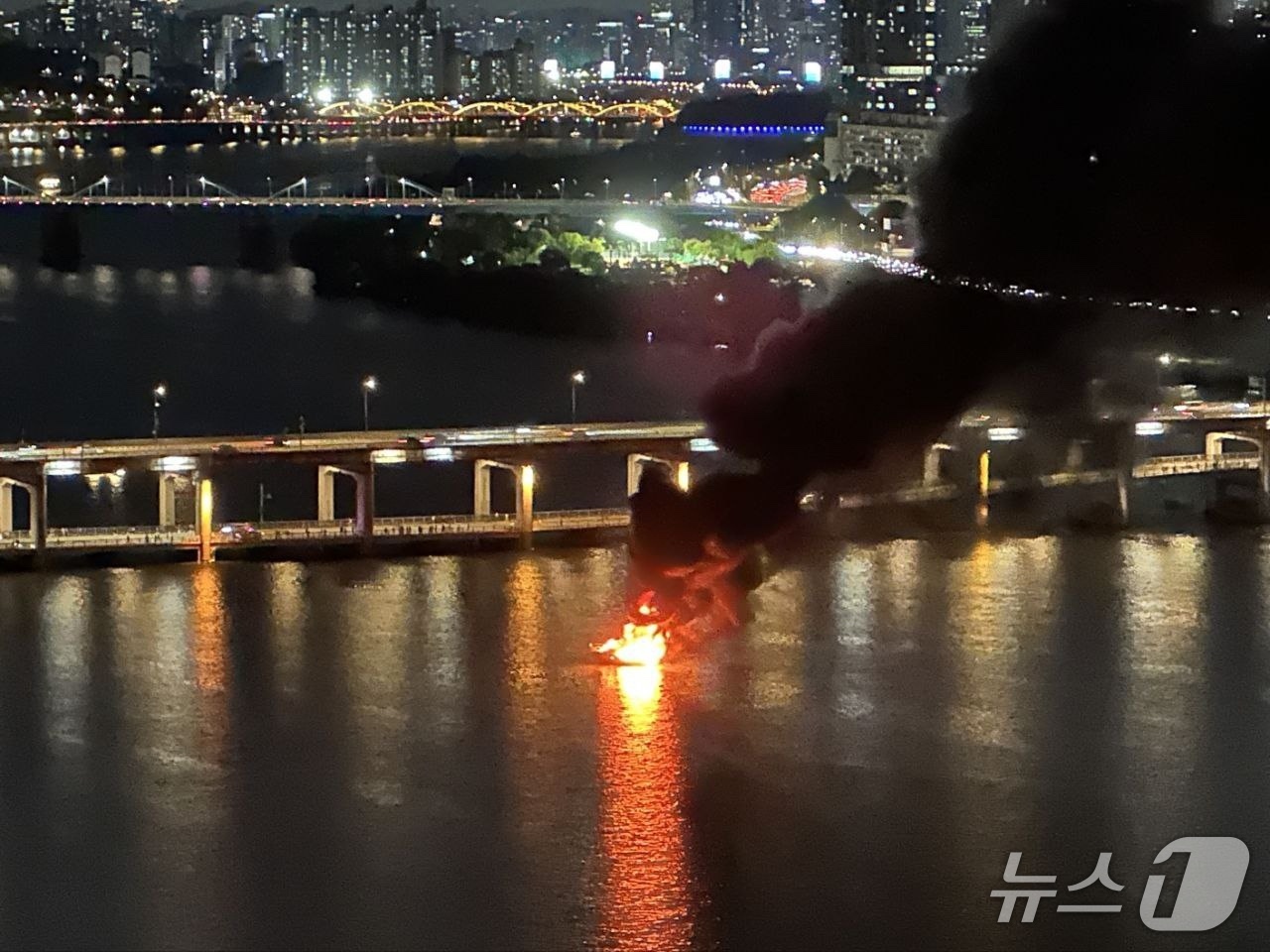 (서울=뉴스1) = 8일 저녁 서울 반포대교 인근 한강 수상에 떠 있던 선박에서 화재가 발생해 불길이 치솟고 있다.서초소방서 등에 따르면 이번 화재로 6명가량이 대피했으며, 인명 …