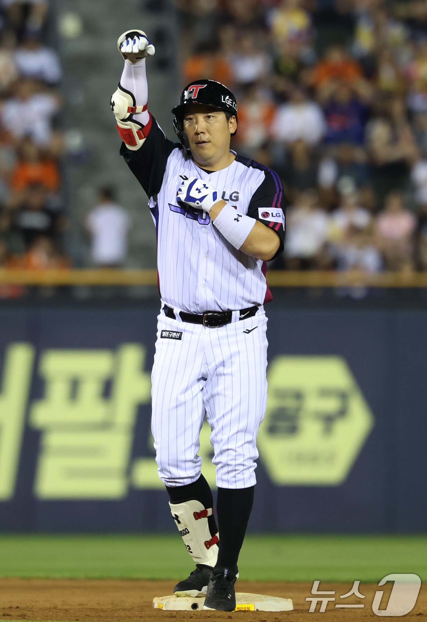 본문 이미지 - 8일 오후 서울 송파구 잠실야구장에서 열린 프로야구 '2025 신한 SOL뱅크 KBO 리그' 한화 이글스와 LG 트윈스의 경기에서 10회말 LG 공격 1사 상황 김현수가 안타를 치고 있다. 2025.8.8/뉴스1 ⓒ News1 김명섭 기자