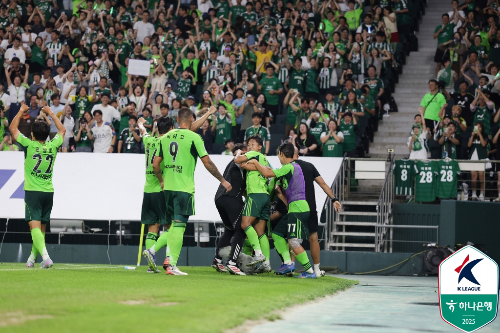 (서울=뉴스1) 민경석 기자 = 8일 전북 전주시 덕진구 전주월드컵경기장에서 열린 하나은행 K리그1 2025 25라운드 전북 현대모터스와 FC 안양의 경기에서 전북 이승우가 결승골 …