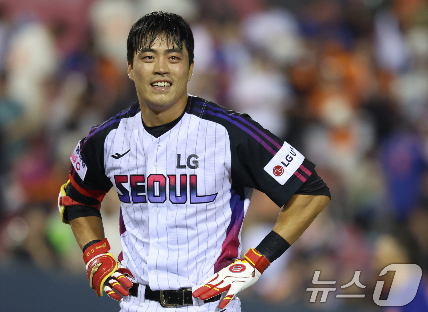 (서울=뉴스1) 김명섭 기자 = 8일 오후 서울 송파구 잠실야구장에서 열린 프로야구 '2025 신한 SOL뱅크 KBO 리그' 한화 이글스와 LG 트윈스의 경기에서 10회말 LG 공 …