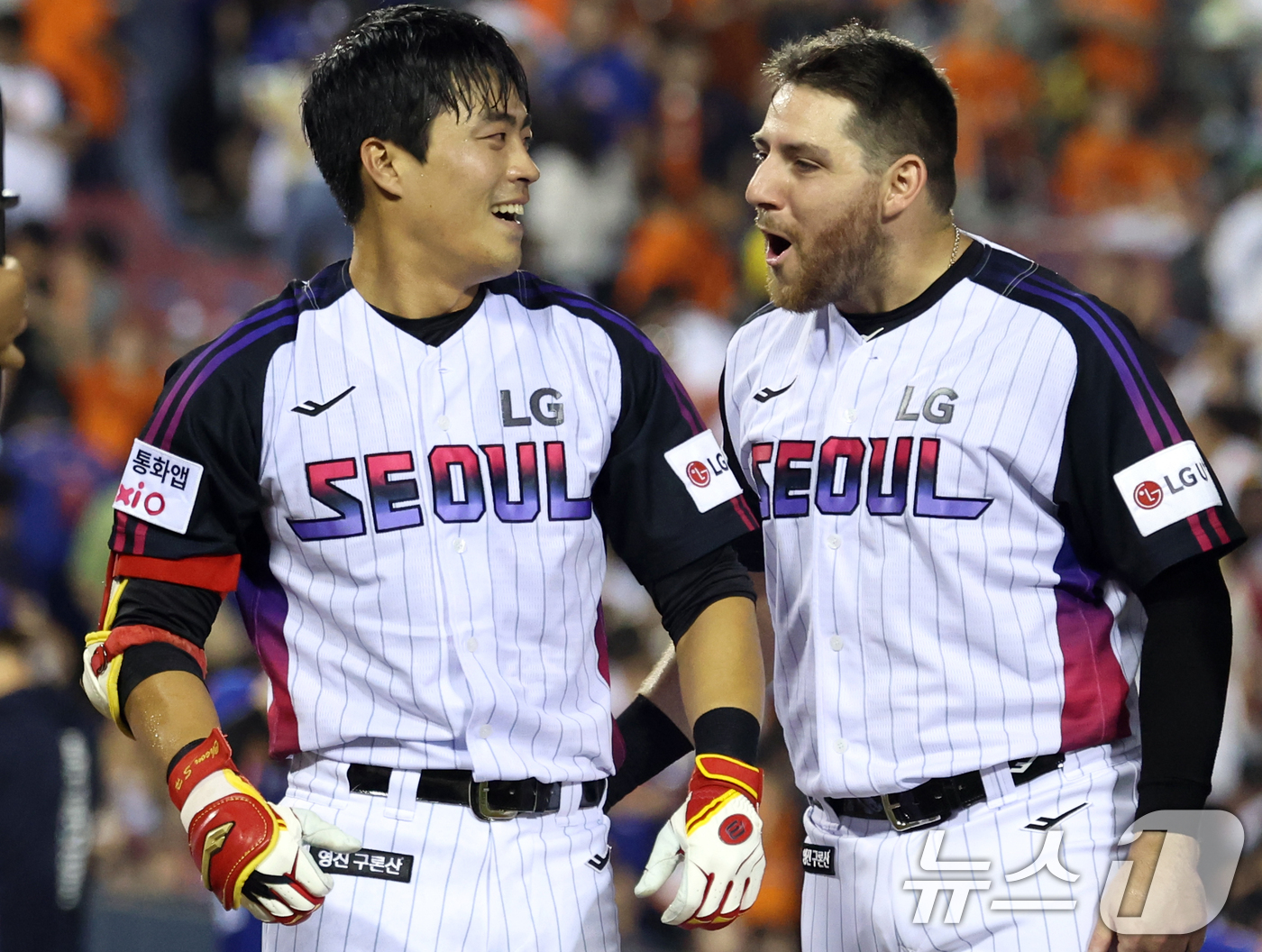 (서울=뉴스1) 김명섭 기자 = 8일 오후 서울 송파구 잠실야구장에서 열린 프로야구 '2025 신한 SOL뱅크 KBO 리그' 한화 이글스와 LG 트윈스의 경기에서 10회말 LG 공 …