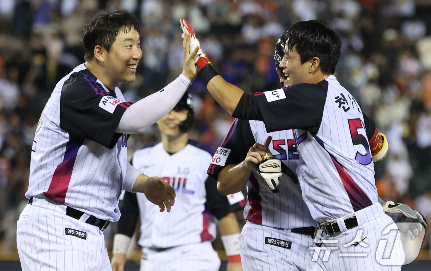 본문 이미지 - 8일 오후 서울 송파구 잠실야구장에서 열린 프로야구 '2025 신한 SOL뱅크 KBO 리그' 한화 이글스와 LG 트윈스의 경기에서 10회말 LG 공격 끝내기 안타를 친 천성호가 동료들과 기쁨을 나누고 있다. 2025.8.8/뉴스1 ⓒ News1 김명섭 기자