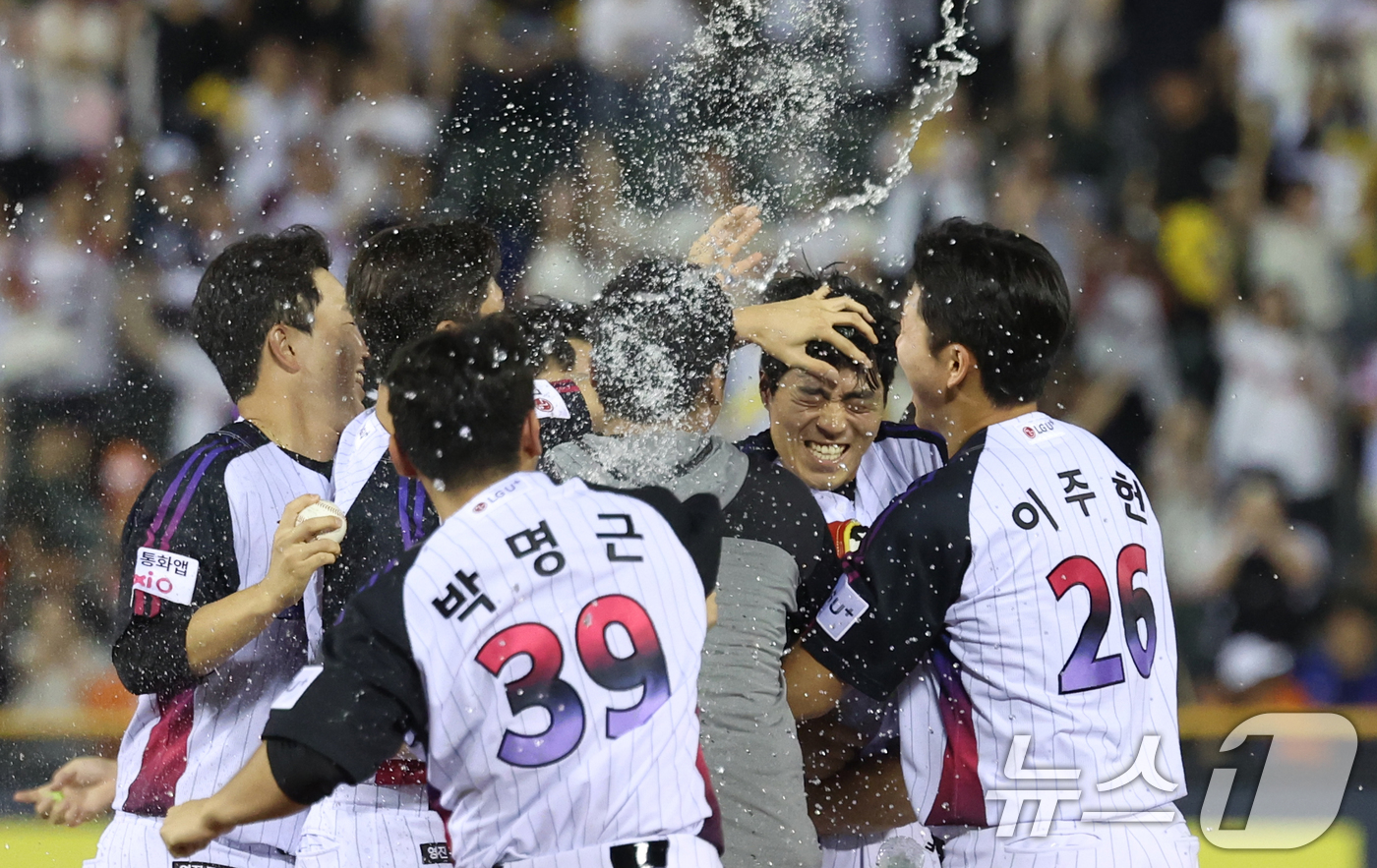 (서울=뉴스1) 김명섭 기자 = 8일 오후 서울 송파구 잠실야구장에서 열린 프로야구 '2025 신한 SOL뱅크 KBO 리그' 한화 이글스와 LG 트윈스의 경기에서 10회말 LG 공 …