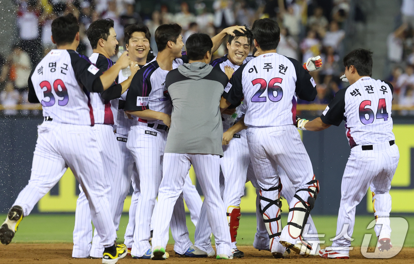 (서울=뉴스1) 김명섭 기자 = 8일 오후 서울 송파구 잠실야구장에서 열린 프로야구 '2025 신한 SOL뱅크 KBO 리그' 한화 이글스와 LG 트윈스의 경기에서 10회말 LG 공 …