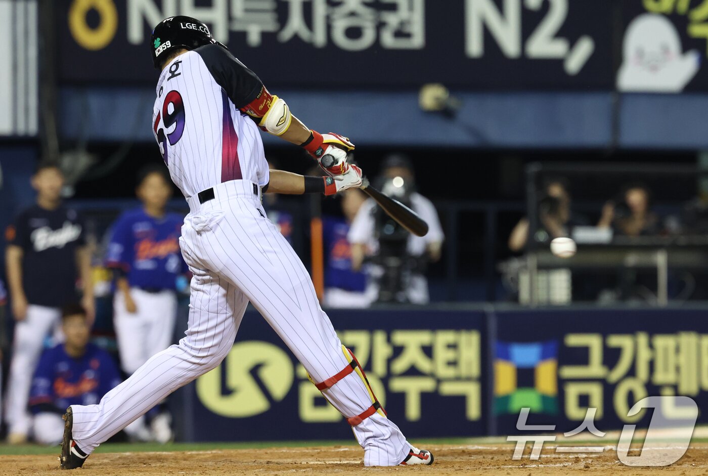 본문 이미지 - 8일 오후 서울 송파구 잠실야구장에서 열린 프로야구 '2025 신한 SOL뱅크 KBO 리그' 한화 이글스와 LG 트윈스의 경기에서 10회말 LG 공격 끝내기 안타를 치고 있다. 2025.8.8/뉴스1 ⓒ News1 김명섭 기자