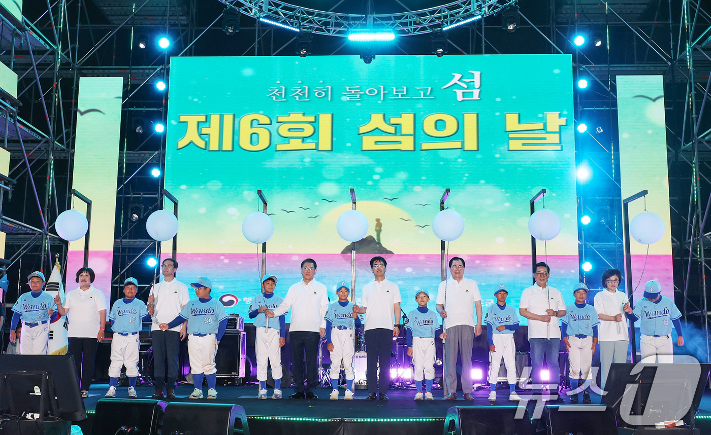 (서울=뉴스1) 민경석 기자 = 김민재 행정안전부 차관 등 참석자들이 8일 오후 전남 완도군에서 열린 '제6회 섬의 날 기념식'에서 기념촬영을 하고 있다. (행정안전부 제공. 재판 …