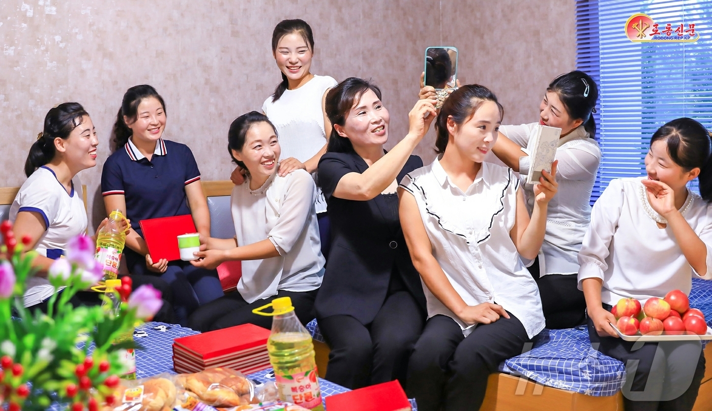 (평양 노동신문=뉴스1) = 북한 노동당 기관지 노동신문은 9일 금야군식료공장에서 직원들이 "훌륭히 꾸려진 노동자 합숙에서 즐거운 휴식의 한때를 보내고 있다"고 보도했다. [국내에 …