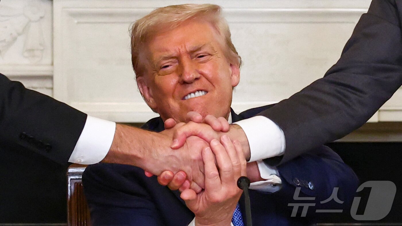 본문 이미지 - 도널드 트럼프 미국 대통령이 8일(현지시간) 워싱턴DC 백악관에서 열린 아제르바이잔과 아르메니아 간 평화 협정 체결식에서 악수를 나누는 일함 알리예프 아제르바이잔 대통령과 니콜 파시니안 아르메니아 총리의 손을 잡고 있다. ⓒ 로이터=뉴스1 ⓒ News1 류정민 특파원