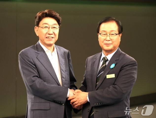 본문 이미지 - 지난 5일 열린 1차 토론에 전 악수하고 있는 우범기 전주시장&#40;왼쪽&#41;과 유희태 완주군수 &#40;전주시 제공, 재판매 및 DB 금지&#41;/뉴스1