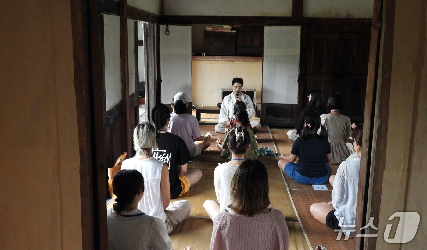 본문 이미지 - 제주민속촌에서 열린 '놀멍쉬멍상 대회'/뉴스1