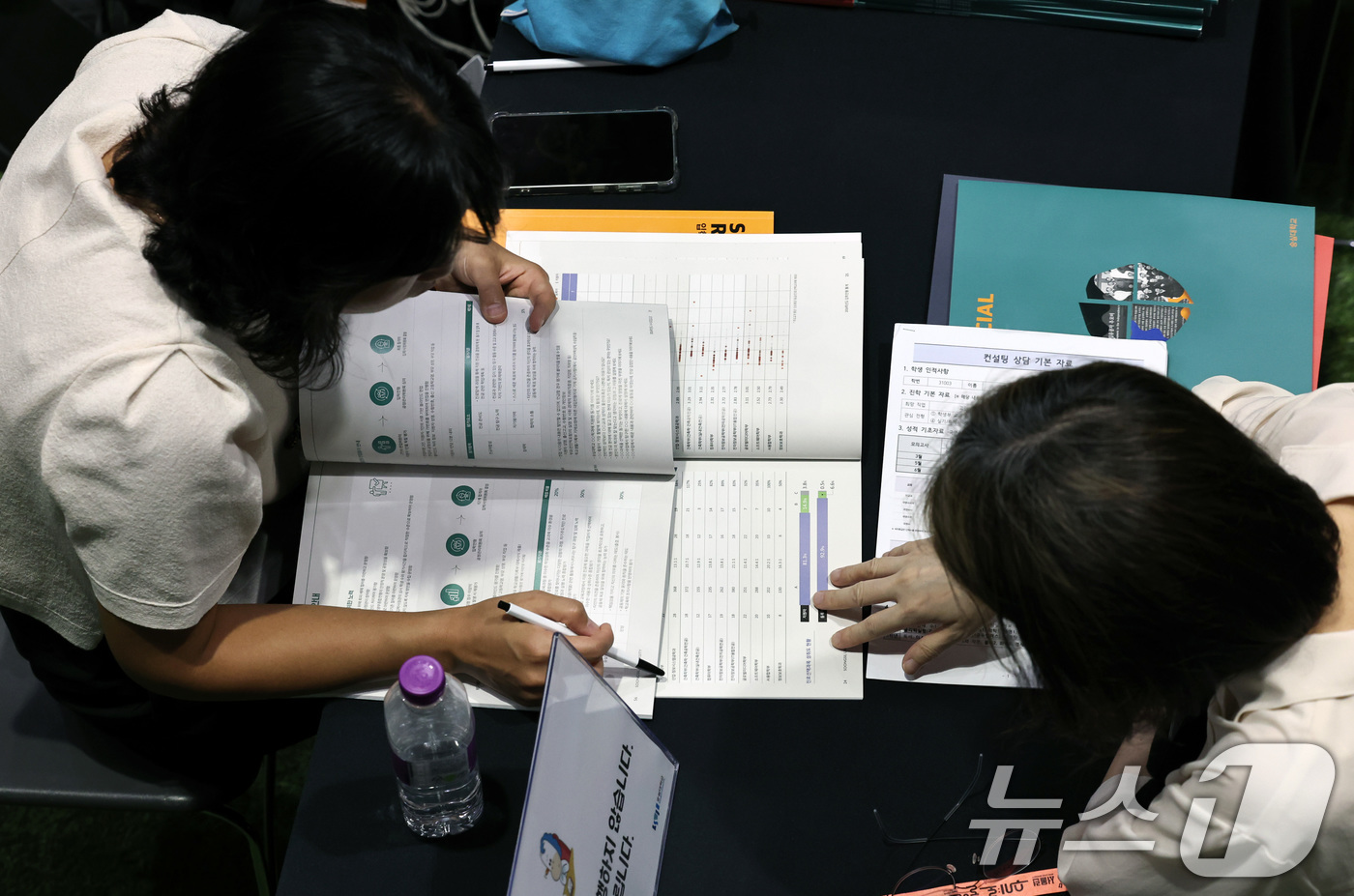 (서울=뉴스1) 구윤성 기자 = 9일 오전 서울시청 다목적홀에서 열린 2026년도 수시 입시박람회 및 설명회 '수시:로 물어봐'를 찾은 학부모가 대학입시상담을 받고 있다. 2025 …