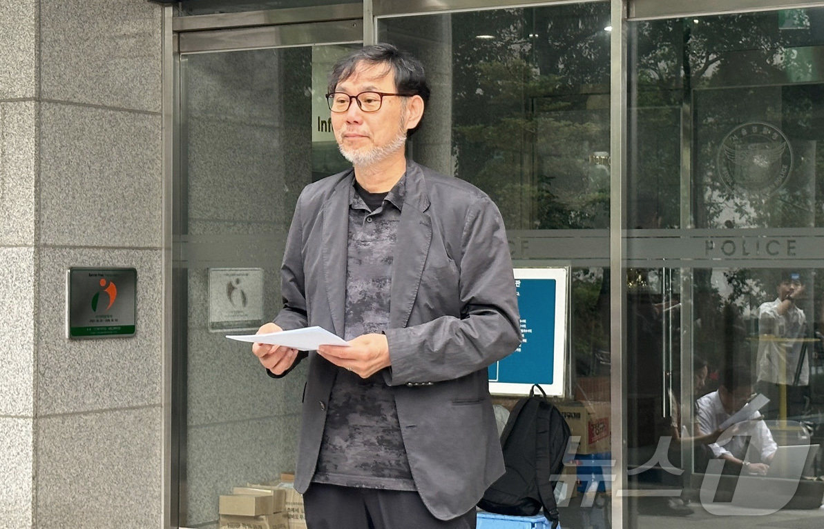 (서울=뉴스1) 강서연 기자 = 김순환 서민민생대책위원회(서민위) 사무총장이 9일 서울 마포구 서울경찰청 금융범죄수사대에서 이춘석 주식 차명거래 의혹 고발인 조사 출석에 앞서 입장 …