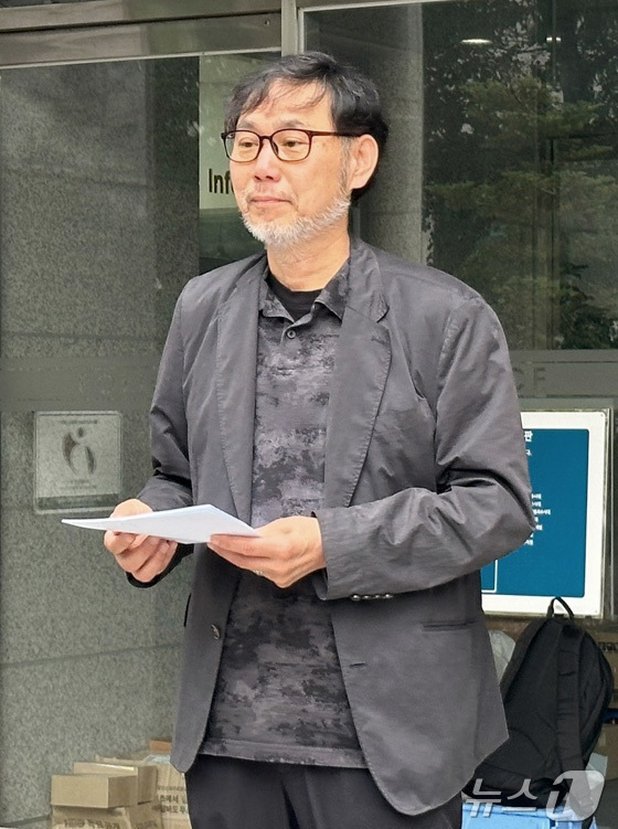 (서울=뉴스1) 강서연 기자 = 김순환 서민민생대책위원회(서민위) 사무총장이 9일 서울 마포구 서울경찰청 금융범죄수사대에서 이춘석 주식 차명거래 의혹 고발인 조사 출석에 앞서 입장 …