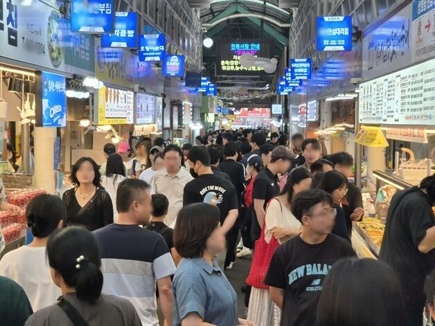 "날씨 흐려도"…강릉 시장엔 식도락객, 해변솔밭엔 피서객 북적