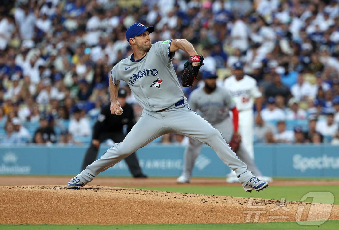 본문 이미지 - 토론토 블루제이스 투수 맥스 셔저가 9일&#40;한국시간&#41; 열린 2025 메이저리그 LA 다저스와 원정 경기에서 선발 등판해 역투하고 있다. ⓒ AFP=뉴스1