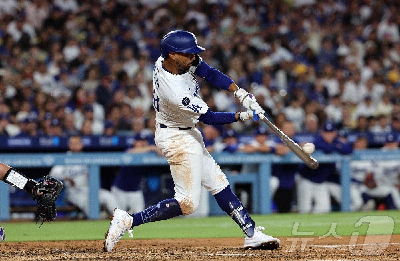 본문 이미지 - LA 다저스 내야수 무키 베츠가 9일&#40;한국시간&#41; 열린 2025 메이저리그 토론토 블루제이스와 홈 경기에서 5회말 역전 2점 홈런을 터뜨렸다. ⓒ AFP=뉴스1