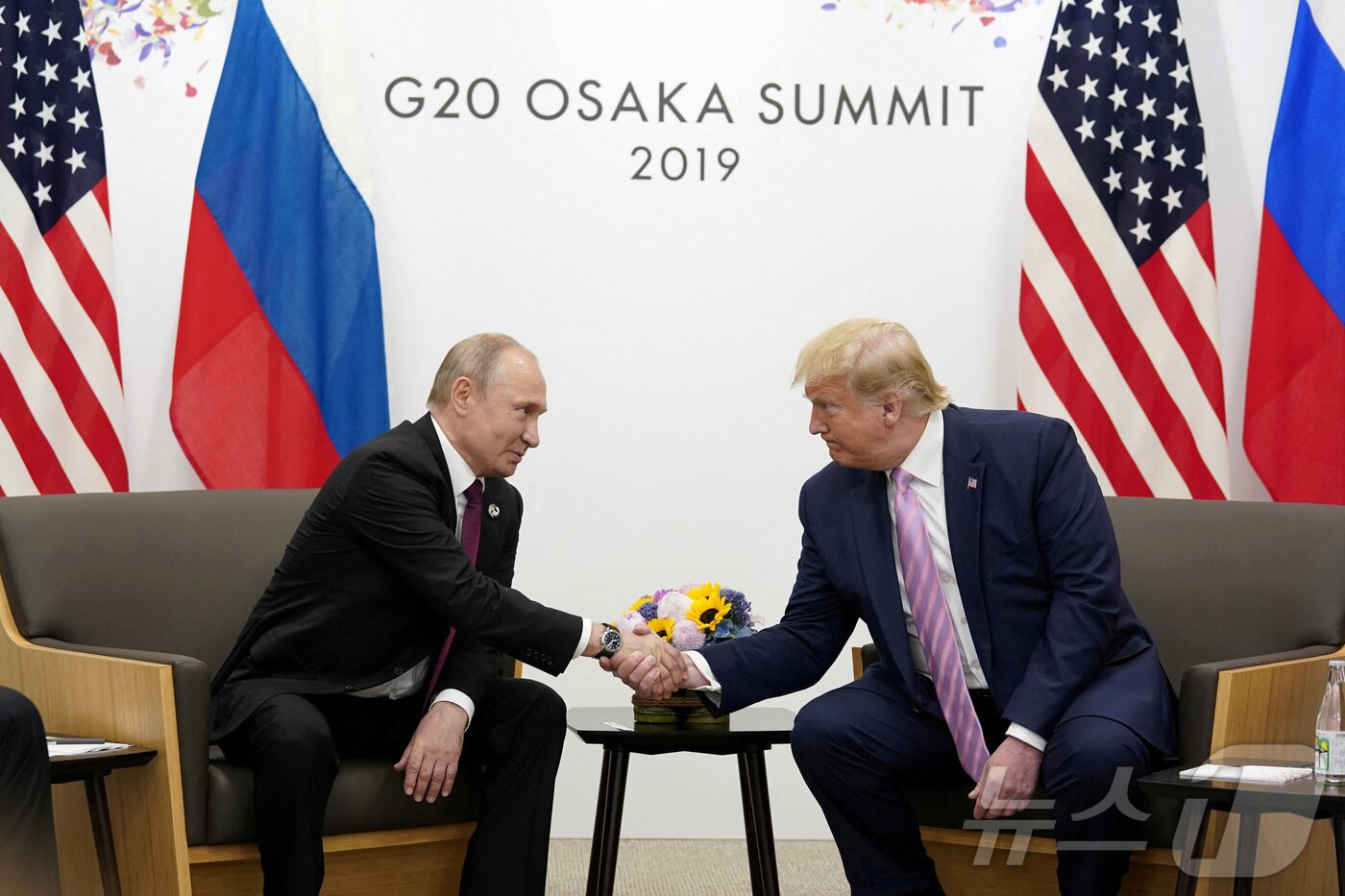 본문 이미지 - 지난 2019년 6월 28일 일본 오사카에서 열린 주요 20개국(G20) 정상회의를 계기로 만난 블라디미르 푸틴 러시아 대통령과 도널드 트럼프 미국 대통령이 악수하고 있다. 2019.06.28 ⓒ 로이터=뉴스1 ⓒ News1 김지완 기자