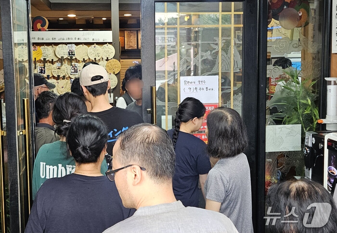 본문 이미지 - 9일 오후 1시께 전북 전주시 완산구 중화산동의 한 삼계탕 전문 식당이 손님들로 북적이고 있다. 2025.8.9/뉴스1 신준수 기자