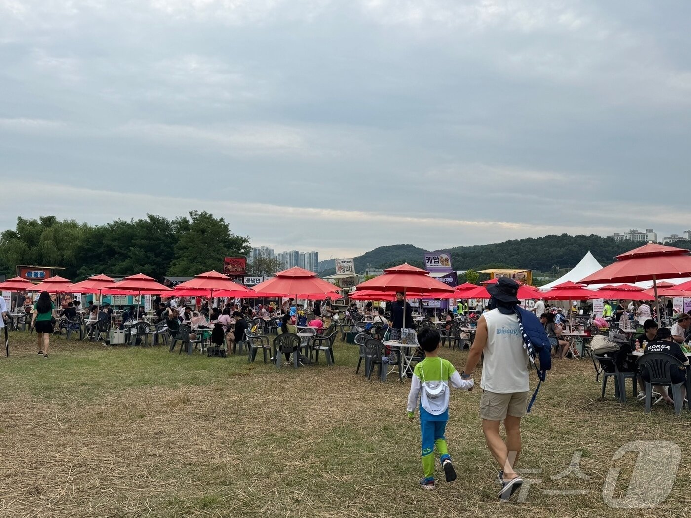 본문 이미지 - 9일 오후 1시 30분쯤 찾은 '2025년 제6회 송도해변축제'가 물놀이를 즐기는 아이들로 북적이고 있다.2025.8.9/뉴스1 ⓒ News1 박소영 기자