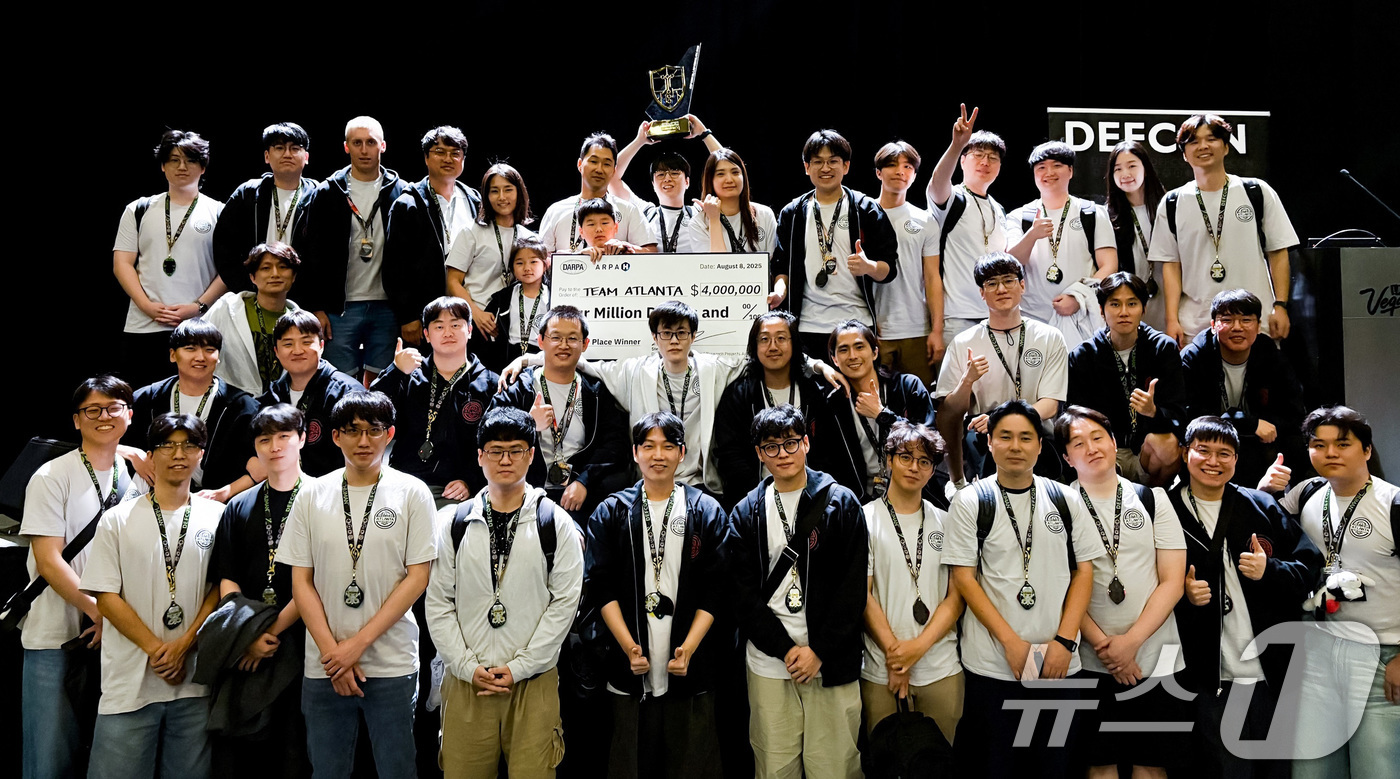 (서울=뉴스1) = 8일(현지시간) 미국 라스베이거스에서 열린 AI 사이버 챌린지에서 삼성전자와 국내외 주요 대학이 연합해 출전한 '팀 애틀랜타(Team Atlanta)'가 우승 …