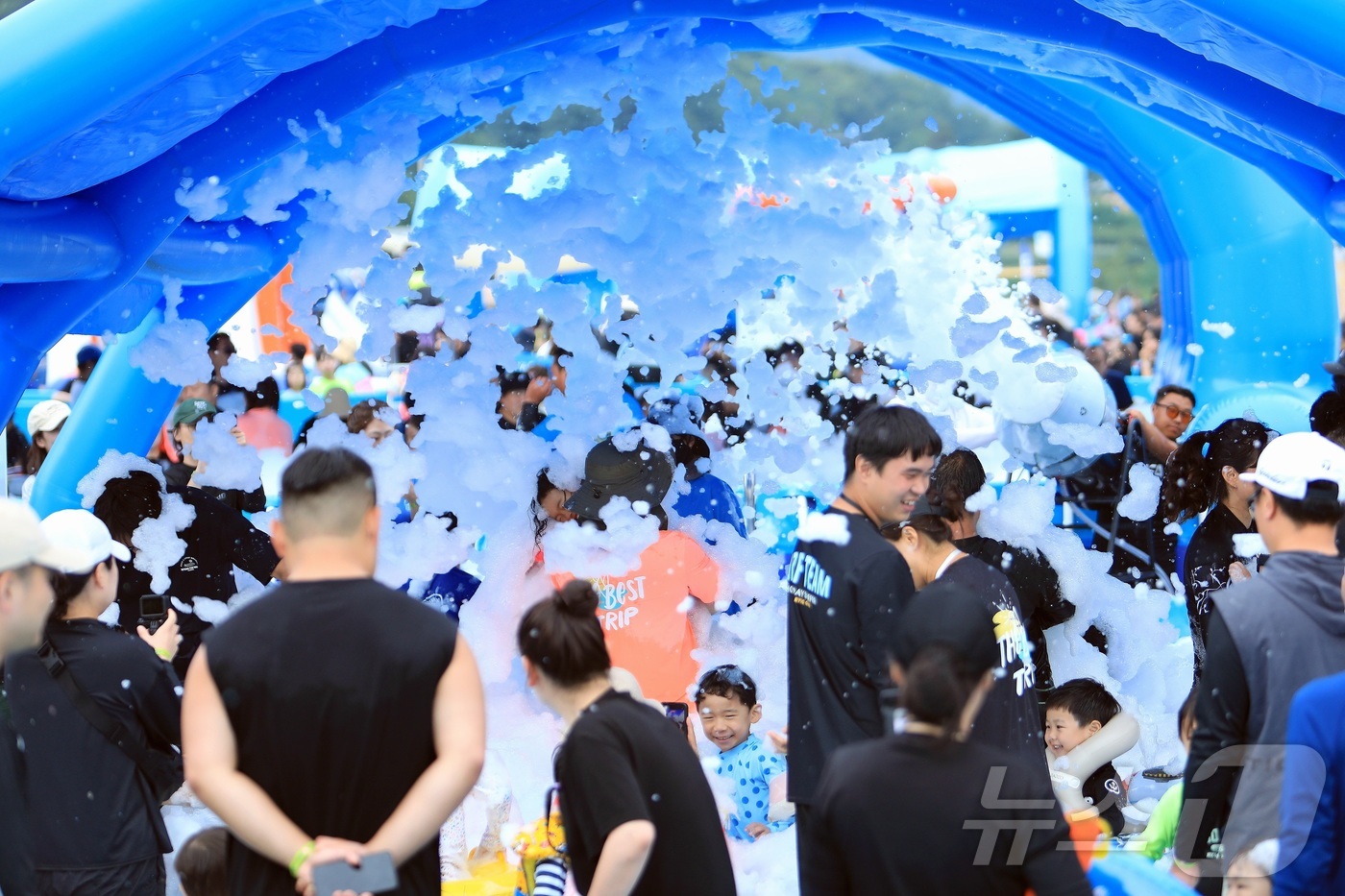 (인제=뉴스1) 이종재 기자 = 9일 강원 인제군 남면 빙어호 일원에서 열린 인제군의 여름 축제 ‘여름愛 인제愛 빠지다’를 찾은 방문객들이 물놀이를 즐기고 있다. 약 1300평 규 …