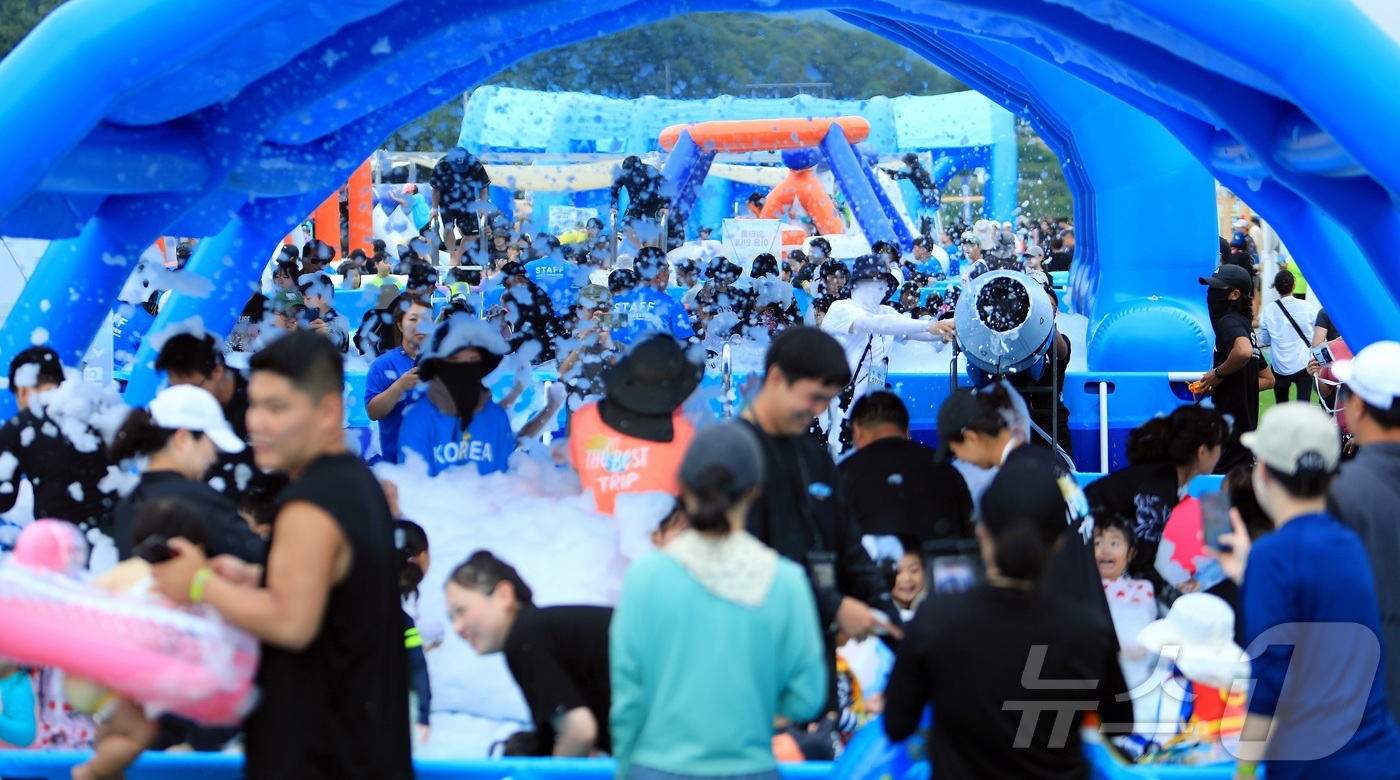 (인제=뉴스1) 이종재 기자 = 9일 강원 인제군 남면 빙어호 일원에서 열린 인제군의 여름 축제 ‘여름愛 인제愛 빠지다’를 찾은 방문객들이 물놀이를 즐기고 있다. 약 1300평 규 …