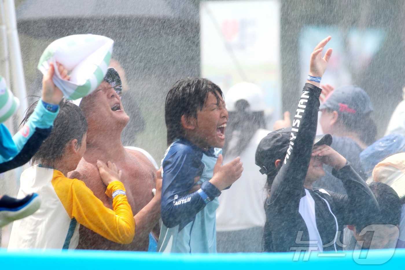 (인제=뉴스1) 이종재 기자 = 9일 강원 인제군 남면 빙어호 일원에서 열린 인제군의 여름 축제 ‘여름愛 인제愛 빠지다’를 찾은 방문객들이 물놀이를 즐기고 있다. 약 1300평 규 …