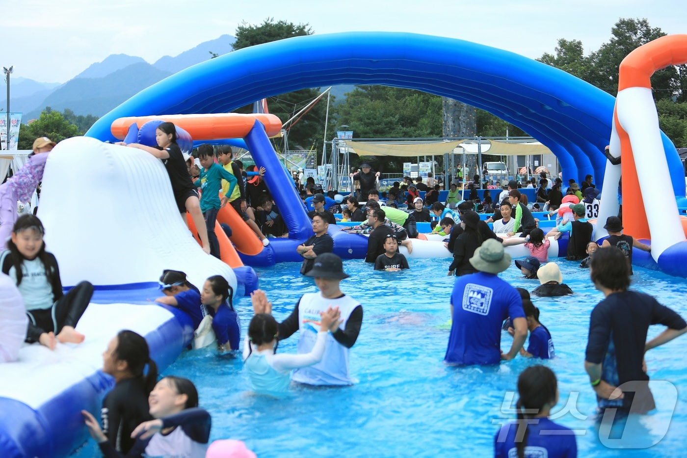(인제=뉴스1) 이종재 기자 = 9일 강원 인제군 남면 빙어호 일원에서 열린 인제군의 여름 축제 ‘여름愛 인제愛 빠지다’를 찾은 방문객들이 물놀이를 즐기고 있다. 약 1300평 규 …