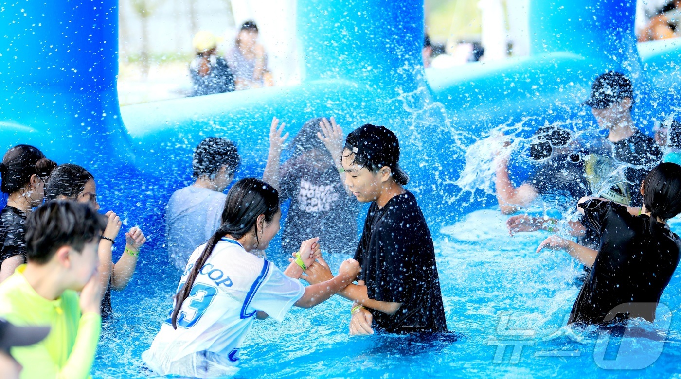 (인제=뉴스1) 이종재 기자 = 9일 강원 인제군 남면 빙어호 일원에서 열린 인제군의 여름 축제 ‘여름愛 인제愛 빠지다’를 찾은 방문객들이 물놀이를 즐기고 있다. 약 1300평 규 …