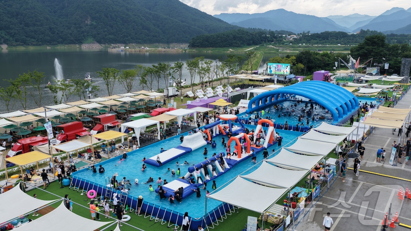 (인제=뉴스1) 이종재 기자 = 9일 강원 인제군 남면 빙어호 일원에서 열린 인제군의 여름 축제 ‘여름愛 인제愛 빠지다’를 찾은 방문객들이 물놀이를 즐기고 있다. 약 1300평 규 …