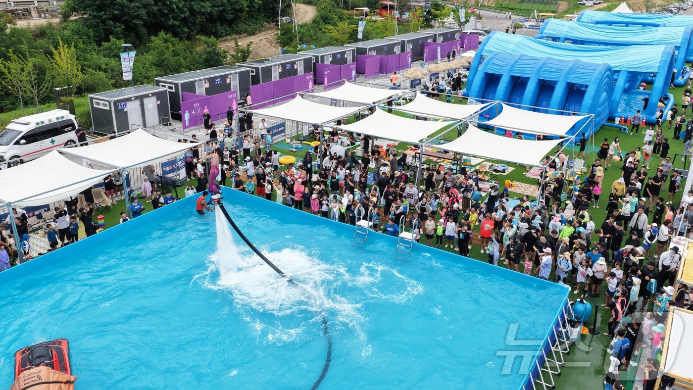 (인제=뉴스1) 이종재 기자 = 9일 강원 인제군 남면 빙어호 일원에서 열린 인제군의 여름 축제 ‘여름愛 인제愛 빠지다’를 찾은 방문객들이 물놀이를 즐기고 있다. 약 1300평 규 …