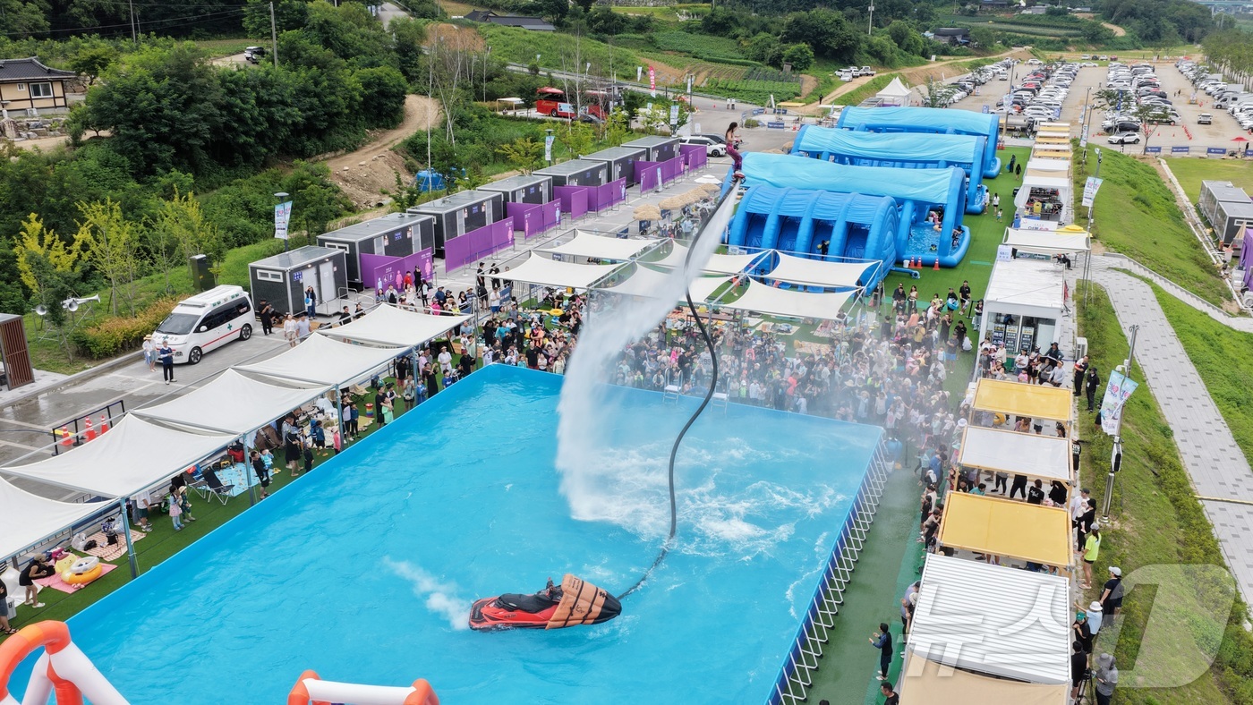 (인제=뉴스1) 이종재 기자 = 9일 강원 인제군 남면 빙어호 일원에서 열린 인제군의 여름 축제 ‘여름愛 인제愛 빠지다’를 찾은 방문객들이 플라이보드 공연을 보고 있다. 약 130 …