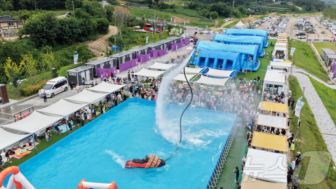 (인제=뉴스1) 이종재 기자 = 9일 강원 인제군 남면 빙어호 일원에서 열린 인제군의 여름 축제 ‘여름愛 인제愛 빠지다’를 찾은 방문객들이 물놀이를 즐기고 있다. 약 1300평 규 …