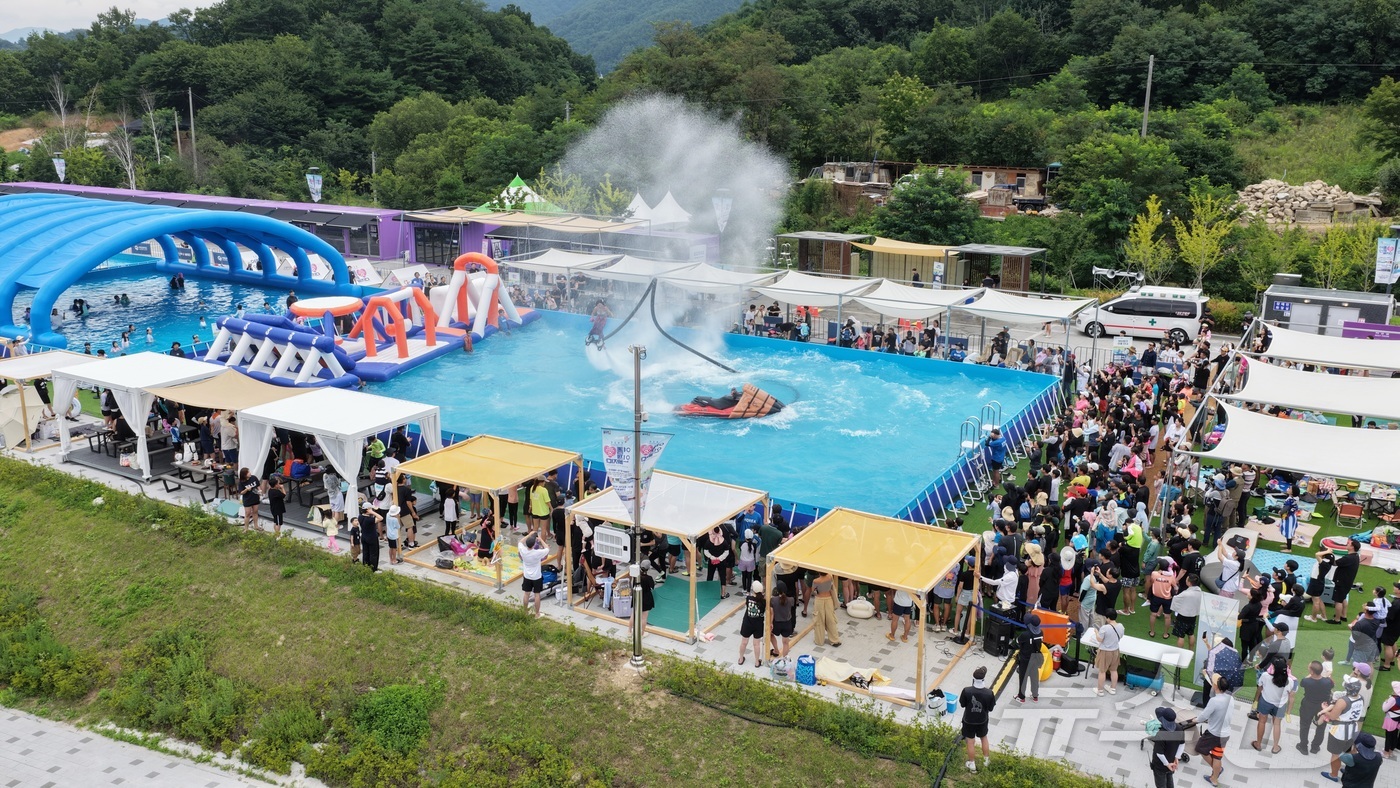 (인제=뉴스1) 이종재 기자 = 9일 강원 인제군 남면 빙어호 일원에서 열린 인제군의 여름 축제 ‘여름愛 인제愛 빠지다’를 찾은 방문객들이 물놀이를 즐기고 있다. 약 1300평 규 …