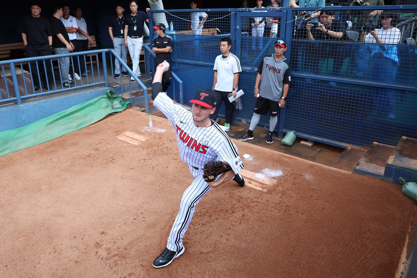본문 이미지 - LG 트윈스 새 외국인 투수 앤더스 톨허스트가 9일 서울 잠실구장에서 불펜 투구를 펼치고 있다. (LG 트윈스 제공)