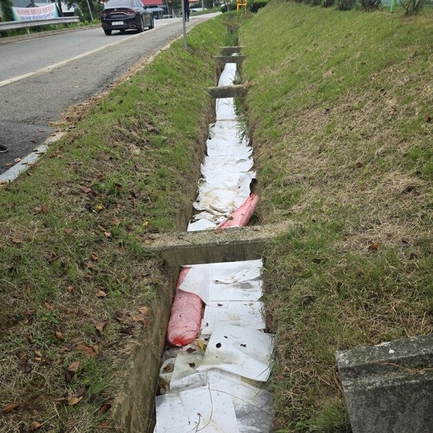 증평군 보강천에 기름 유출…군·환경공단 긴급 차단 작업